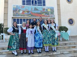 Secretarios-municipais-de-Turismo-e-de-Cultura-Clarissa-Quiararia-e-Calros-Beltrame-junto-dos-representantes-do-evento-1024×768