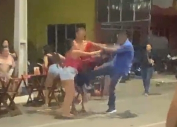 Tentou apartar briga e foi agredida: mulher leva chute no rosto em bar de Piracicaba