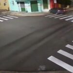 VÍDEO: condutor foge após bater carro em fachada de loja em Piracicaba; passageiro segue internado