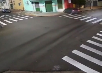 VÍDEO: condutor foge após bater carro em fachada de loja em Piracicaba; passageiro segue internado