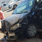 Carro invade fachada de loja após desviar de viatura da PM em Piracicaba