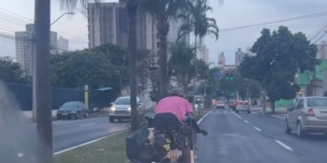 Homem é flagrado descendo avenida com carrinho de compras em Piracicaba