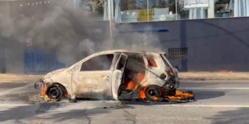 Carro com duas crianças e motorista pega fogo em avenida movimentada de Piracicaba