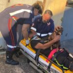 Após atropelamento, cão permanece ao lado do tutor ferido em Piracicaba