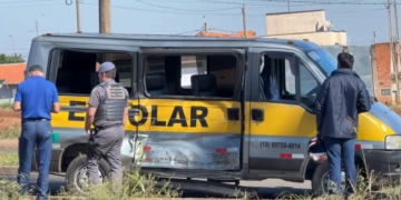 Motociclista e criança ficam feridos em colisão entre moto e van escolar em Piracicaba