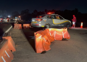 Garupa de moto é socorrida em estado grave após colisão com barreiras na SP-304, em Piracicaba