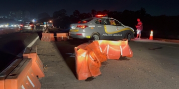 Garupa de moto é socorrida em estado grave após colisão com barreiras na SP-304, em Piracicaba