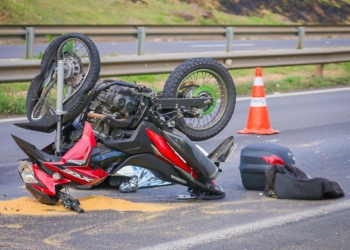 Motociclista que morreu em rodovia de Piracicaba colidiu com caminhão que transportava toneladas de areia