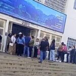 Usuários enfrentam fila para troca do cartão de transporte público em Piracicaba