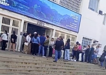 Usuários enfrentam fila para troca do cartão de transporte público em Piracicaba