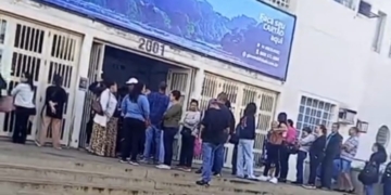 Usuários enfrentam fila para troca do cartão de transporte público em Piracicaba