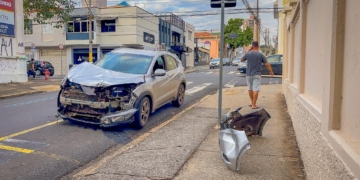Colisão entre dois carros deixa duas crianças feridas no Centro de Piracicaba