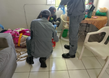 Mulher sofre fratura na perna após escorregar no banheiro e ter pia caída sobre o corpo, em Piracicaba