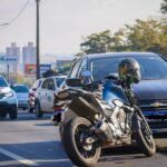 Motociclista fica ferido após tentar ultrapassar carro na Rodovia Geraldo de Barros, em Piracicaba