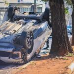 Veículo capota após colisão com outro carro em cruzamento movimentado de Piracicaba