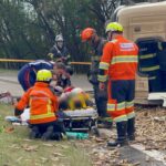 Caminhão carregado com cana-de-açúcar tomba e motorista fica preso nas ferragens na Rodovia Piracicaba–Saltinho