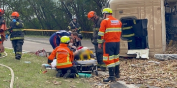 Caminhão carregado com cana-de-açúcar tomba e motorista fica preso nas ferragens na Rodovia Piracicaba–Saltinho