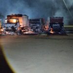 Cinco veículos da coleta de lixo são destruídos em incêndio durante a madrugada