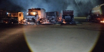 Cinco veículos da coleta de lixo são destruídos em incêndio durante a madrugada