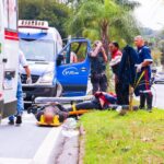 Pneu se solta de moto em movimento e casal sofre acidente em avenida de Piracicaba