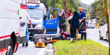 Pneu se solta de moto em movimento e casal sofre acidente em avenida de Piracicaba