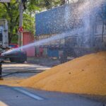 Carreta carregada de milho pega fogo próximo ao Shopping Piracicaba