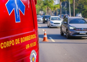 Motociclista e passageira ficam feridos após serem fechados por carro no Centro de Piracicaba
