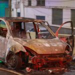 Carro é destruído por incêndio em viaduto próximo ao Shopping Piracicaba