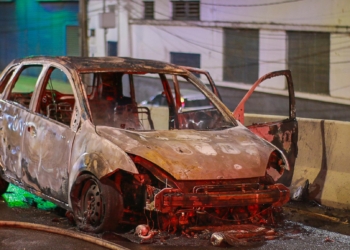Carro é destruído por incêndio em viaduto próximo ao Shopping Piracicaba