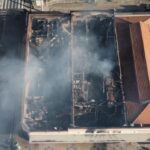 Bombeiros reviram entulhos para exterminar focos restantes do incêndio no Mercadão de Piracicaba
