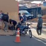 VÍDEO: Motociclista e motorista trocam socos após colisão no Centro de Piracicaba