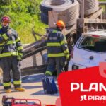 Mulher morre após carreta tombar e atingir carro de frente em estrada de Piracicaba