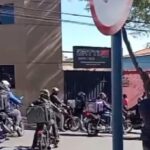 Motociclistas voltam a se manifestar em frente a lava rápido em Piracicaba e são abordados pela polícia
