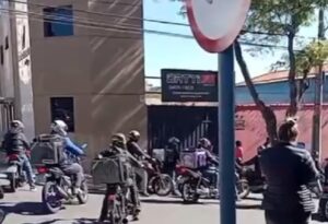 motos em frente lava rapido
