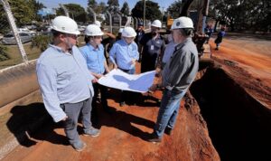 Durante-visita-as-obras-Helinho-Zanatta-e-Ronald-Pereira-conversaram-com-os-engenheiros-responsaveis-pelas-obras-da-nova-adutora-1536×1152