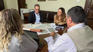 O-encontro-teve-como-foco-a-negociacao-para-a-cessao-de-uma-area-localizada-nos-arredores-do-Aeroporto-Municipal-essencial-para-a-expansao-da-pista-de-pousos-e-decolagens-1024×576