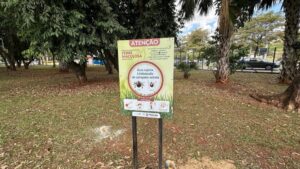 Placas alertam sobre risco da presença do carrapato estrela