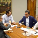 Com apoio de Alex Madureira, prefeito Helinho Zanatta conquista rolo compactador para a agricultura de Piracicaba