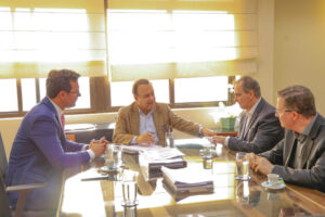 Prefeito-Helinho-Zanatta-em-reuniao-com-o-secretario-estadual-de-Saude-Eleuses-Paiva-1-1024×683