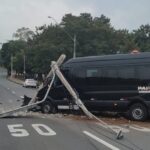 Van colide violentamente contra poste em avenida de Piracicaba