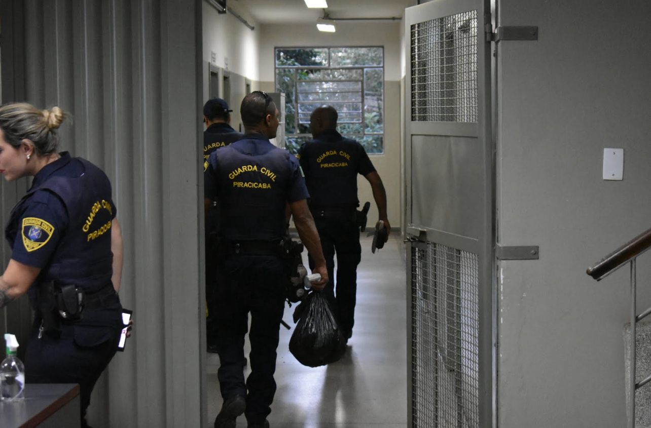 Criança de seis anos é encontrada nua e machucada abandonada em terreno de Piracicaba