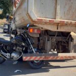 Motociclista fugindo da GCM colide com caminhão da empresa Águas do Mirante em Piracicaba