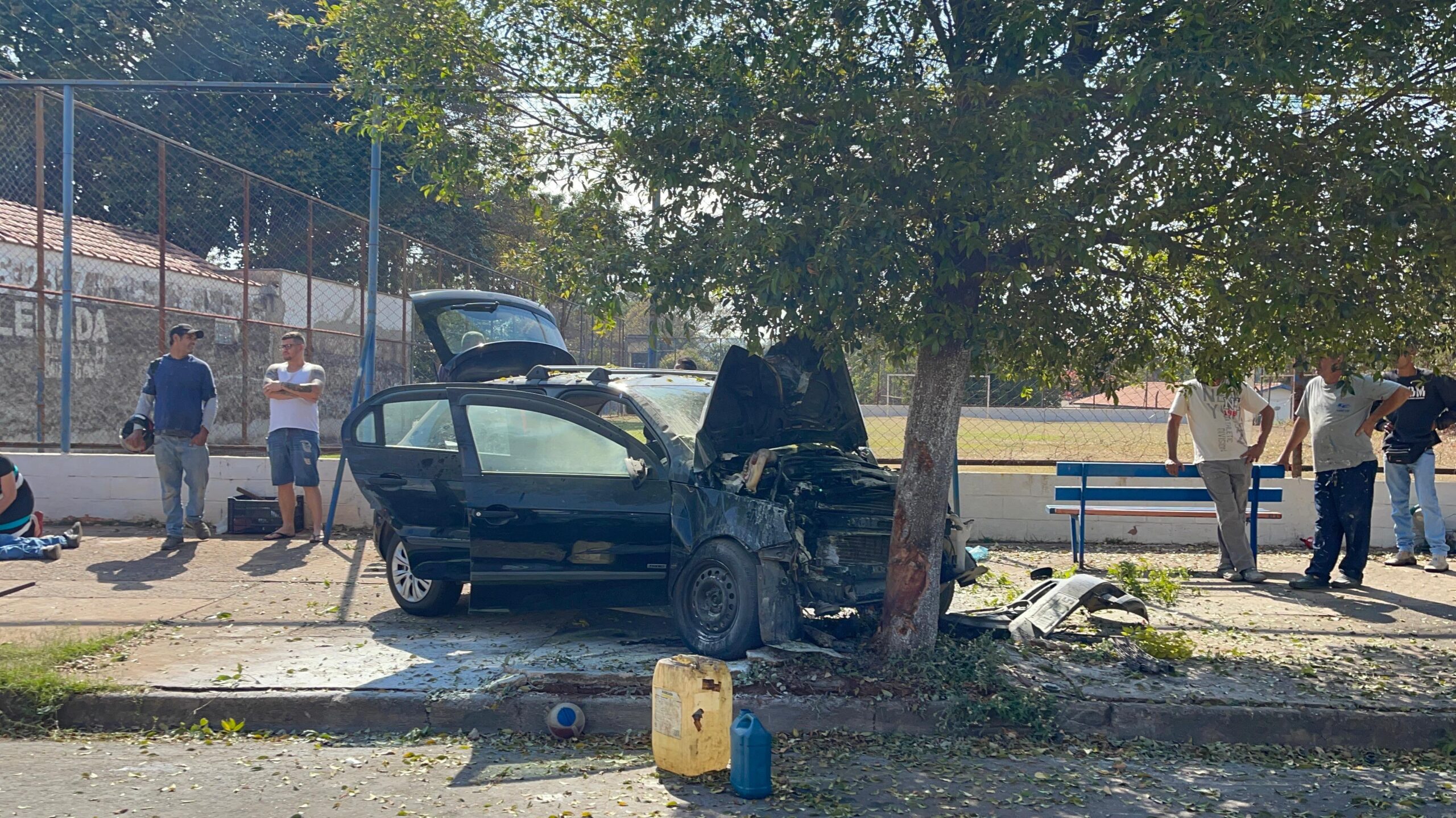 Motorista sofre mal súbito, bate em carros e árvore e morre em Piracicaba