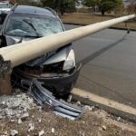 Carro atinge e derruba poste depois de ser fechado no trânsito em Piracicaba