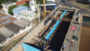Vista-aerea-do-inicio-de-instalacao-de-calhas-vertedouras-2-1024×576