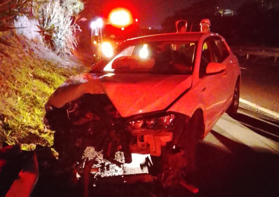 Motorista adormece ao volante e bate violentamente em guard rail na Rodovia Geraldo de Barros, em Piracicaba