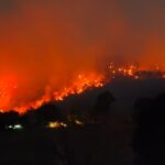 Fogo de grandes proporções devasta parte da floresta na Serra do Monte Branco, em Piracicaba
