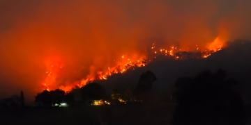 Fogo de grandes proporções devasta parte da floresta na Serra do Monte Branco, em Piracicaba