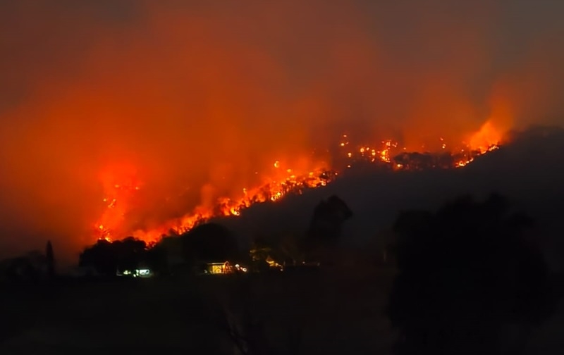 Fogo de grandes proporções devasta parte da floresta na Serra do Monte Branco, em Piracicaba