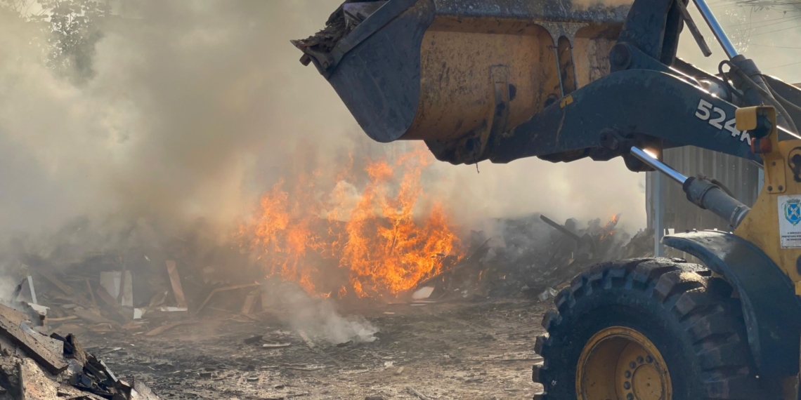 Incêndio de grandes proporções atinge Ecoponto em Piracicaba